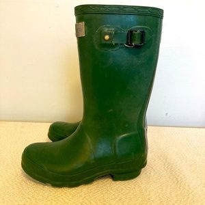 Well loved Hunter boots 💚